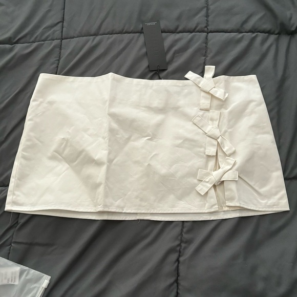 LIONESS White Bow Mini Skirt - Picture 1 of 4